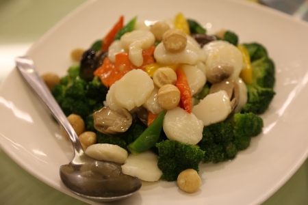 scallop, brocoli, mushrooms & macadamia nuts 