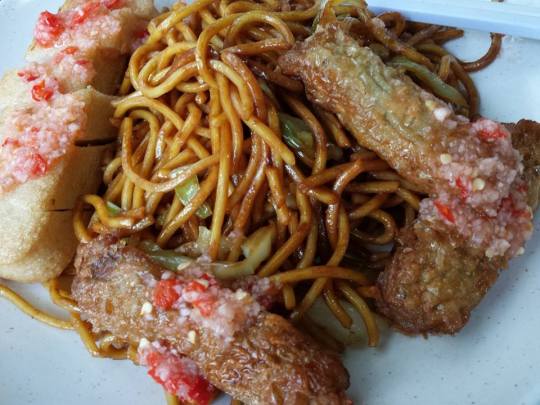 tauyou fried noodles, ngoh hiam & fish cake